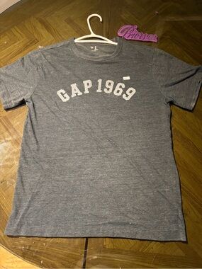 GAP Men's Gray 'GAP 1969' Short Sleeve Tee